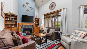 Condo, Multiple Beds, Balcony (Penthouse Eagle View) | Living area | 42-inch flat-screen TV with digital channels