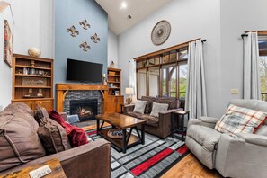 Living area - Penthouse Eagle View for 12! (Branson)