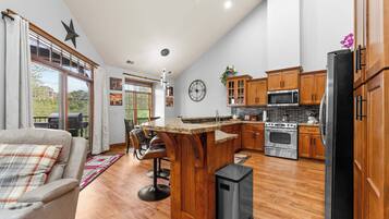 Condo, Multiple Beds, Balcony (Penthouse Eagle View) | Private kitchen | Fridge, microwave, oven, stovetop