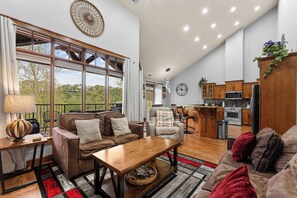 Condo, Multiple Beds, Balcony (Penthouse Eagle View) | Living area