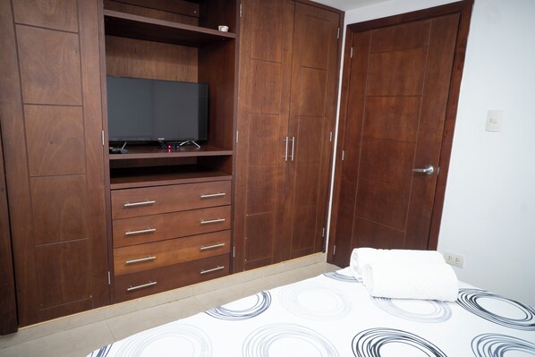2 bedrooms, iron/ironing board, bed sheets