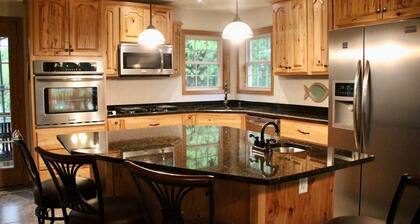 Peaceful Escape few blocks to Lake Holcombe & lakeside Music