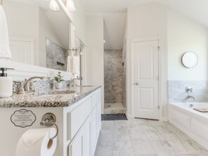 Douche, sèche-cheveux, serviettes fournies