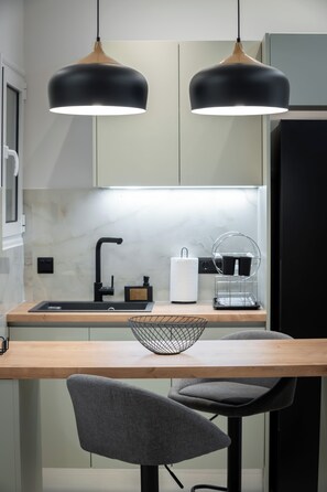 Appartement Confort, balcon | Cuisine privée | Grand réfrigérateur, micro-ondes, four, plaque de cuisson