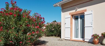 25m2 self-contained studio near Toulouse Private garden and parking