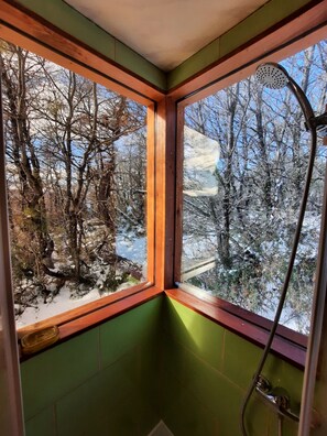 Secador de cabelo, toalhas de banho, sabonete, papel higiênico