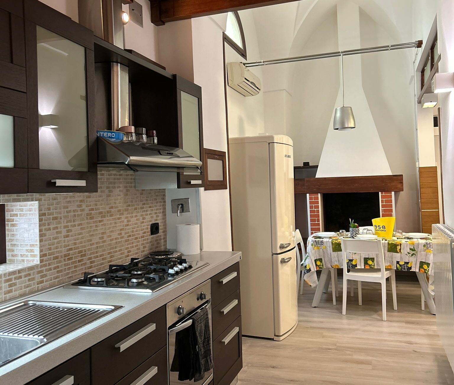 Kjøleskap, ovn, kokeplater og kjøkkenutstyr