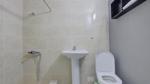 A bathroom with a shower, sink, and toilet. - Chastnyy Sektor (Bosteri)