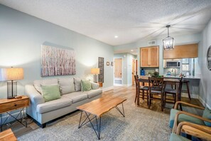 TV - Camp Warnecke B111- Waters Edge - Stunning Remodel (New Braunfels)