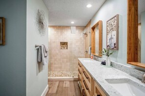 Towels - Camp Warnecke B111- Waters Edge - Stunning Remodel (New Braunfels)