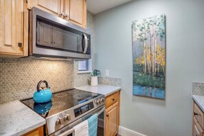 冷蔵庫、電子レンジ、オーブン、コンロ