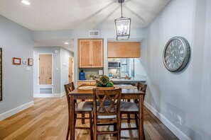 Dining - Camp Warnecke B111- Waters Edge - Stunning Remodel (New Braunfels)