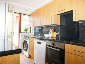 Batterie de cuisine, vaisselle et ustensiles