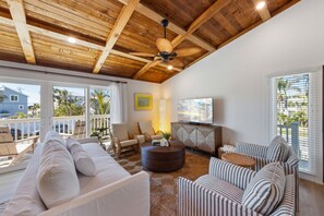 TV connectée, table de tennis de table, chaîne hi-fi