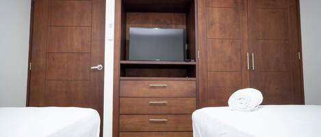 2 bedrooms, iron/ironing board, bed sheets