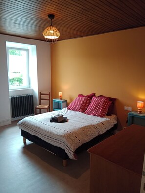2 bedrooms, WiFi, bed sheets