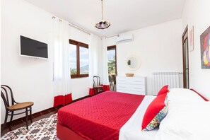 6 habitaciones, muebles diferentes y tabla de planchar con plancha