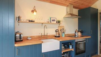 Fridge, cookware/dishes/utensils