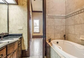 Douche, baignoire à jets, serviettes fournies, savon