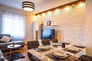 Dining - Marin Estate – 2 Villas, Pool, Jacuzzi & Game Room (Pridraga)