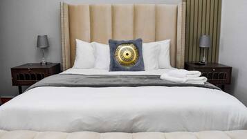 Habitación doble de lujo | Escritorio, espacio para trabajar con laptop y cortinas blackout