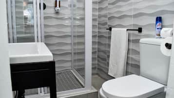 Chambre Double Luxe | Salle de bain | Douche, articles de toilette gratuits, serviettes fournies, shampoing
