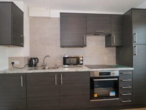 Cookware/dishes/utensils - Flat 24 (Burnham-on-Sea)