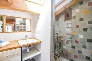 Shower, towels - Bel appart avec terrasse et vue sur Notre-Dame (Marseille)