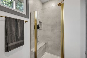 Dusche, Haartrockner, Bidet, Handtücher