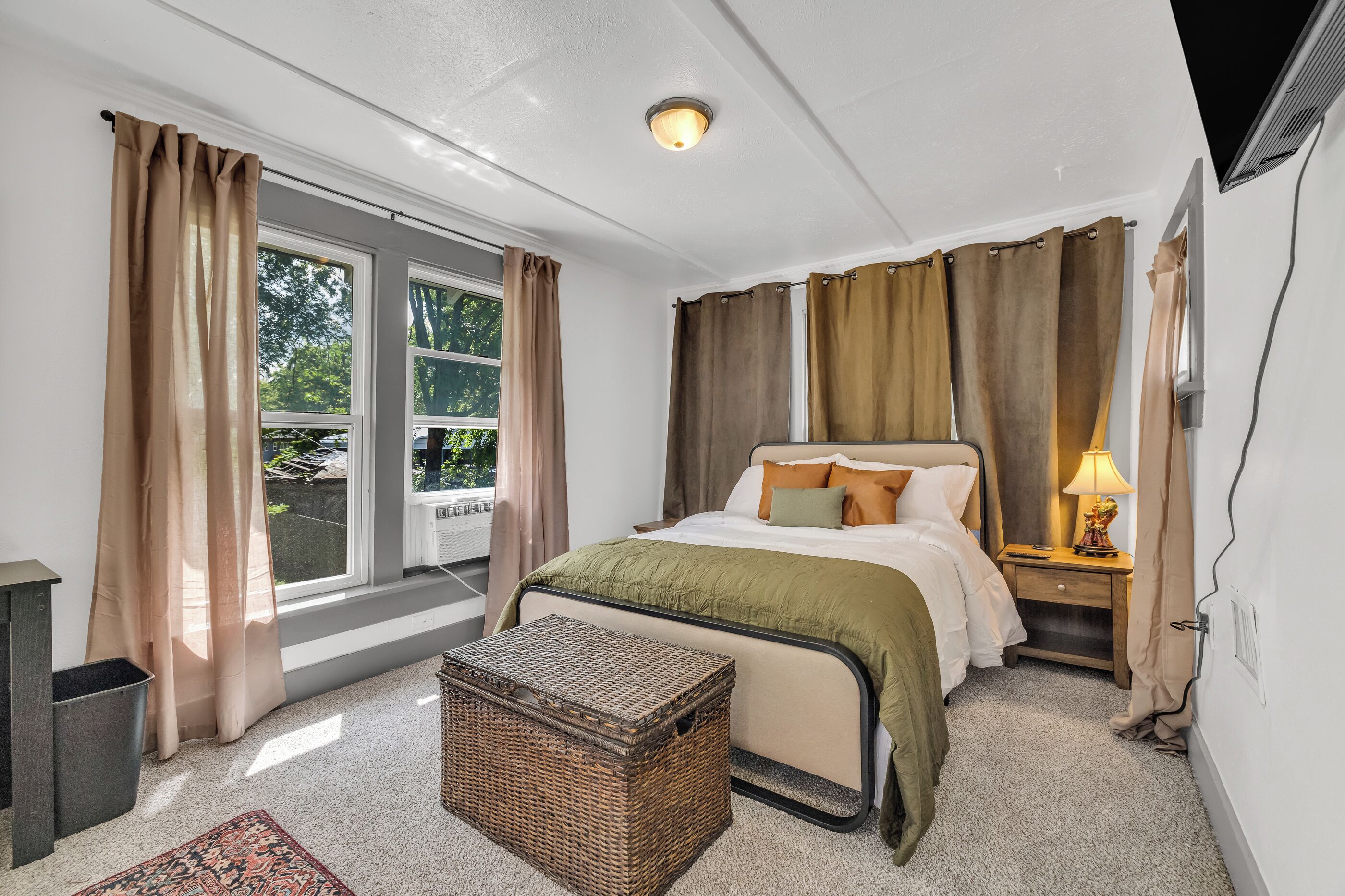 4 bedrooms, iron/ironing board, free WiFi, bed sheets