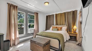 4 bedrooms, iron/ironing board, free WiFi, bed sheets