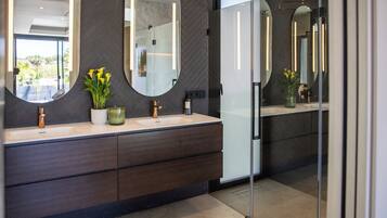 Een haardroger, handdoeken, zeep, toiletpapier