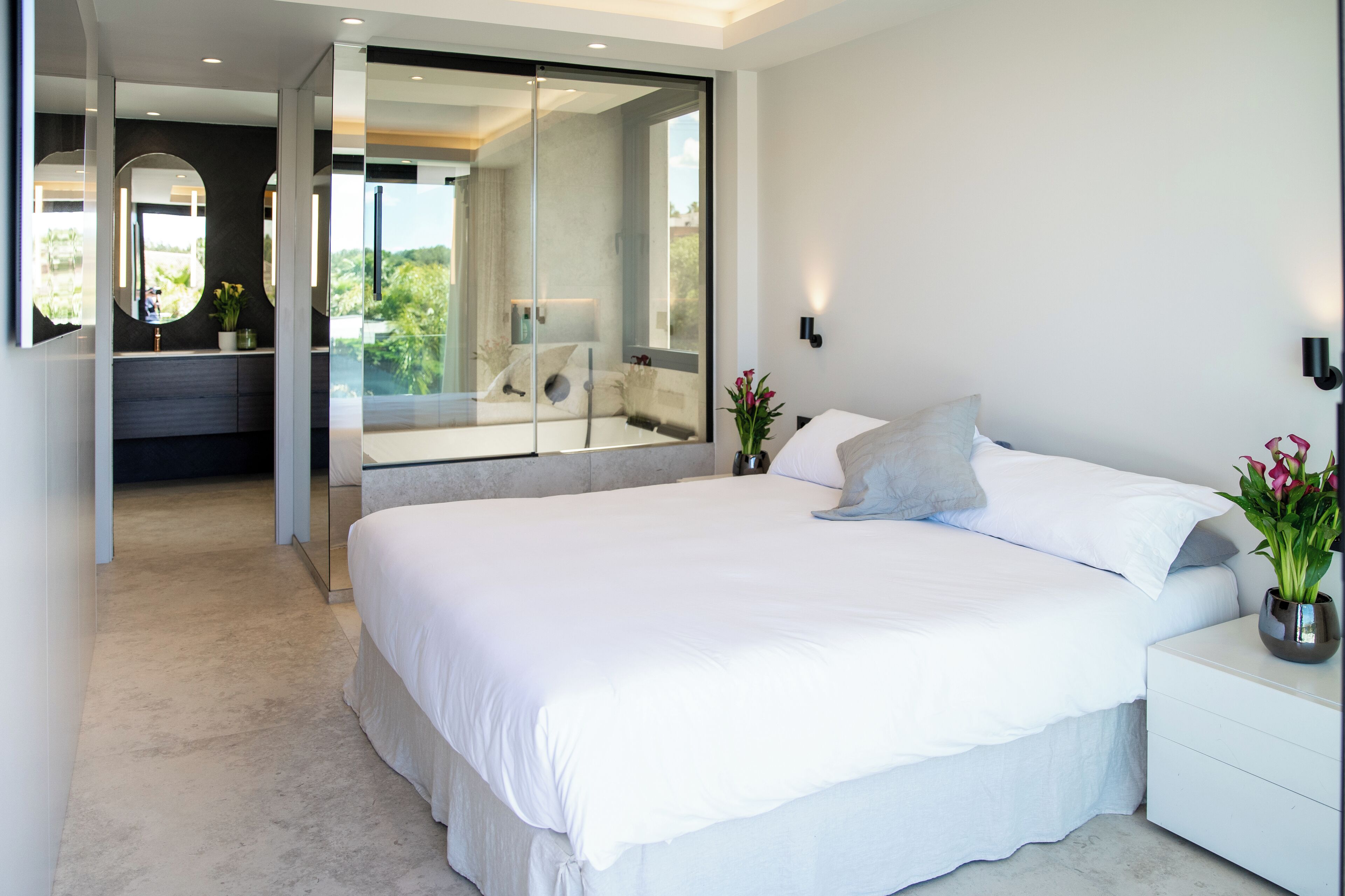 6 bedrooms, iron/ironing board, WiFi, bed sheets