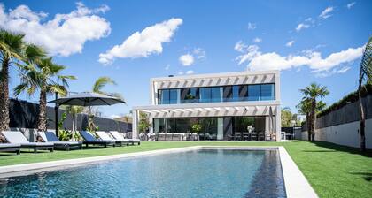 Luxurious and Elegant Villa near Shopping, Spa, Wellness, and Golf Course