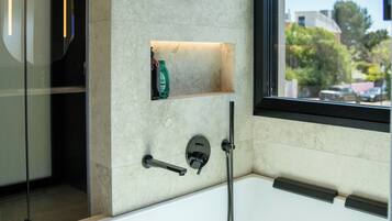 Een haardroger, handdoeken, zeep, toiletpapier