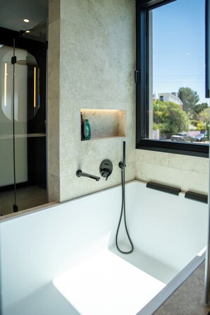 Sèche-cheveux, serviettes fournies, savon, papier toilette