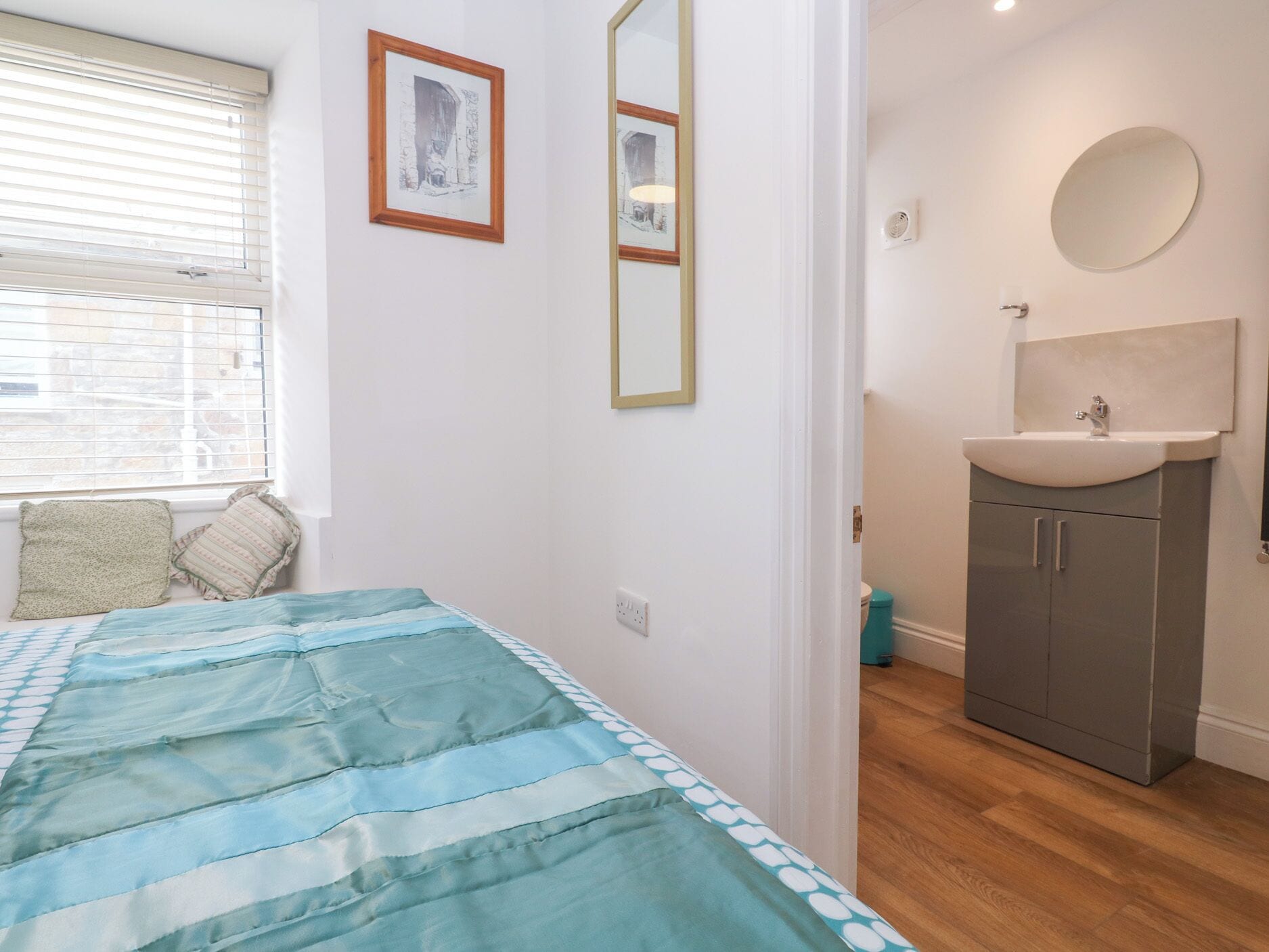 3 bedrooms, individually decorated, individually furnished, free WiFi