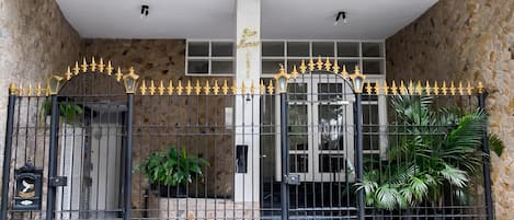 Fachada de la propiedad