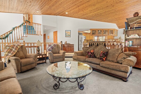 Flat-screen TV - Fox Farm Manor (Big Bear Lake)