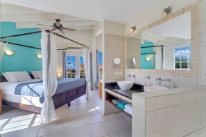 Deluxe-dobbeltværelse - 1 kingsize-seng - balkon - havudsigt | Badeværelse | Håndklæder, Toiletpapir