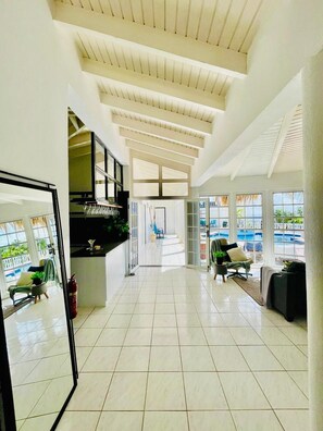 Luxe villa | Privékeuken | Een koelkast, een microgolfoven