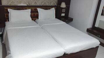 Standard Double Room | Desk, laptop workspace, soundproofing, iron/ironing board