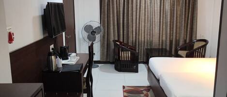 Quarto casal standard | Escrivaninha, espaço de trabalho para notebook, quartos à prova de som