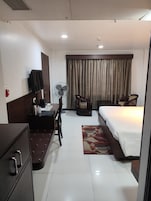 Standard Double Room | Desk, laptop workspace, soundproofing, iron/ironing board