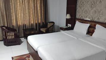 Standard Double Room | Desk, laptop workspace, soundproofing, iron/ironing board