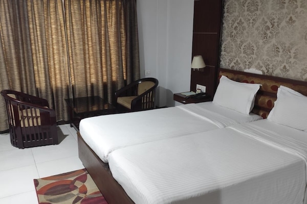 Standard Double Room | Desk, laptop workspace, soundproofing, iron/ironing board