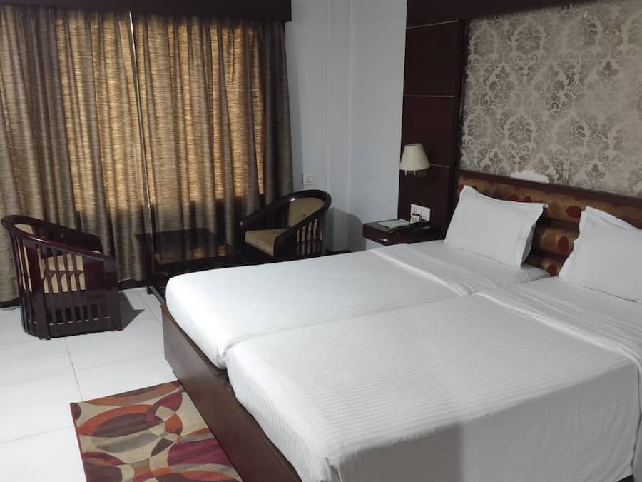 Standard Double Room | Desk, laptop workspace, soundproofing, iron/ironing board