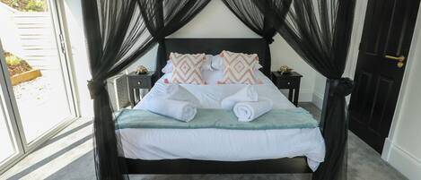 4 ห้องนอน, ห้องพักตกแต่งอย่างมีเอกลักษณ์, ตกแต่งพิเศษโดยเฉพาะ, Wi-Fi ฟรี