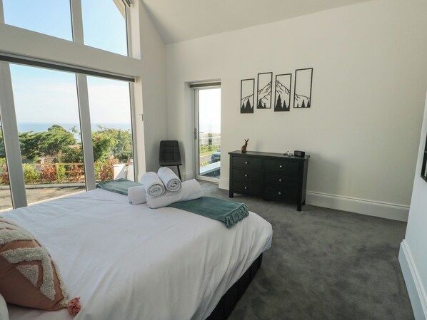 4 bedrooms, individually decorated, individually furnished, free WiFi