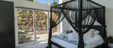 4 bedrooms, individually decorated, individually furnished, free WiFi